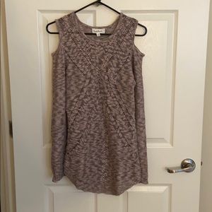 Long sleeve shoulder less knitted shirt